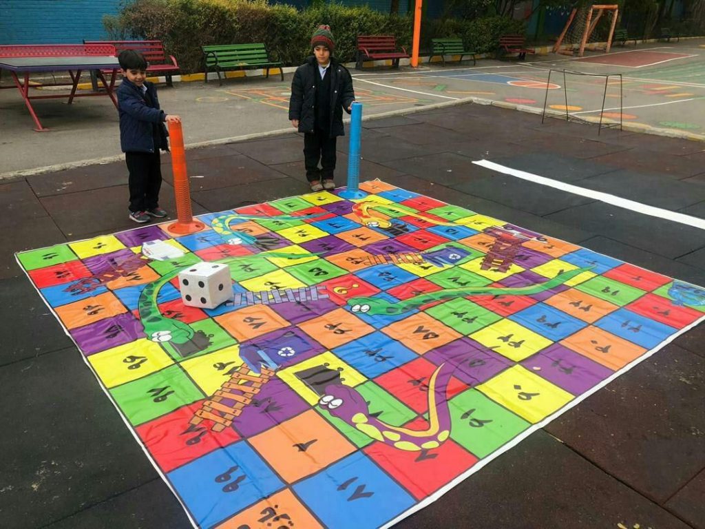 ‌‌بازی مارو پله بازیافتی در مدارس شمال تهران اجرا شد