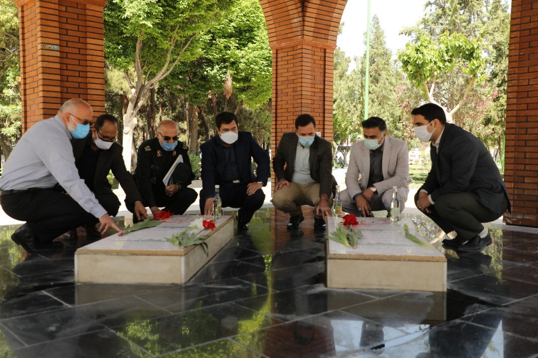 بازدیدمدیرکل بنیاد حفظ آثار و نشر ارزش های دفاع مقدس از مقبره شهدای گمنام منطقه 19