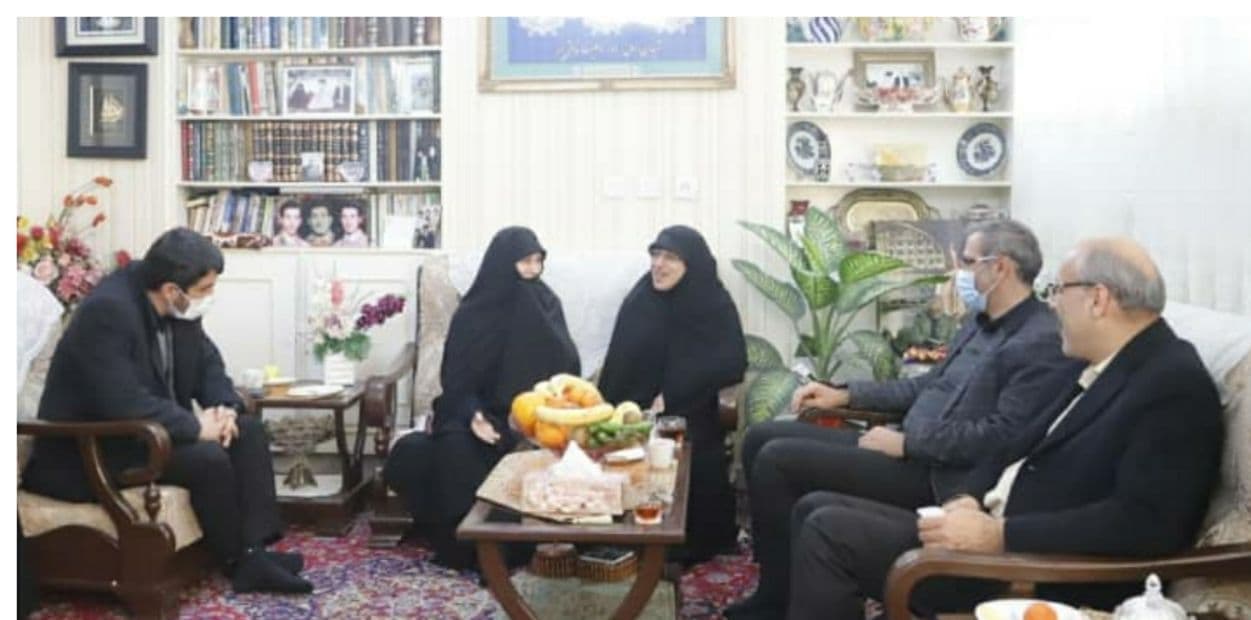 دیدار شهردار منطقه ۱۶ و جمعی از اعضای شورای شهر تهران با مادر شهیدان خالقی پور