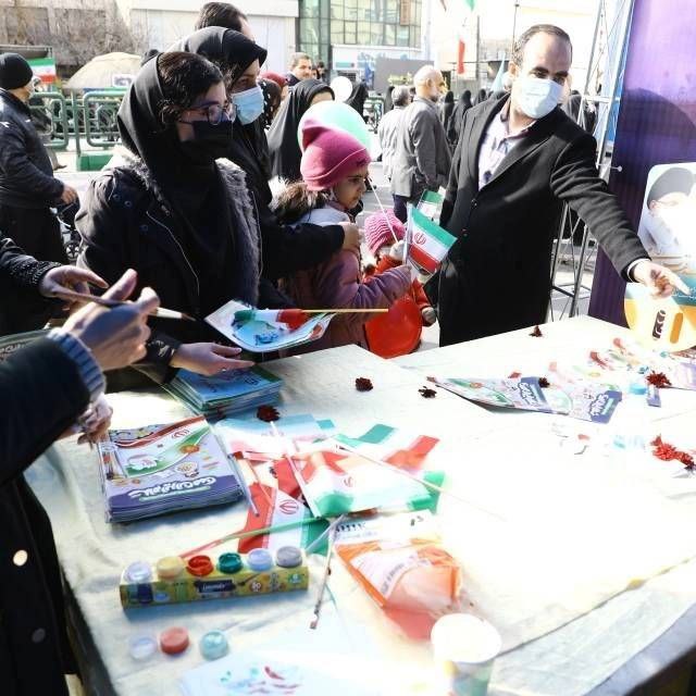 خدمت رسانی شهرداری منطقه۱۳ به شرکت کنندگان مراسم چهل و چهارمین سالگرد پیروزی انقلاب اسلامی