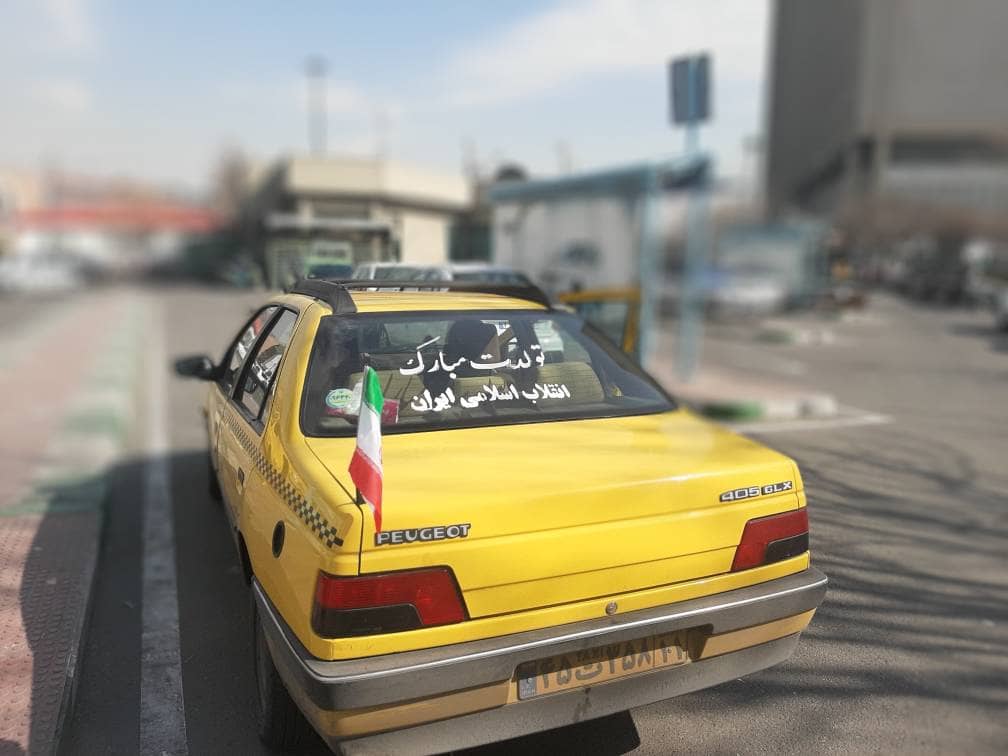 نصب ۱۵۰۰ پرچم جمهوری اسلامی ایران بر تاکسی های منطقه ۱۲